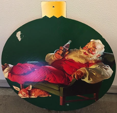 46106-1 € 10,00 coca cola karton kerstbal kerstman met hertje 50 x 45 cm.jpeg
